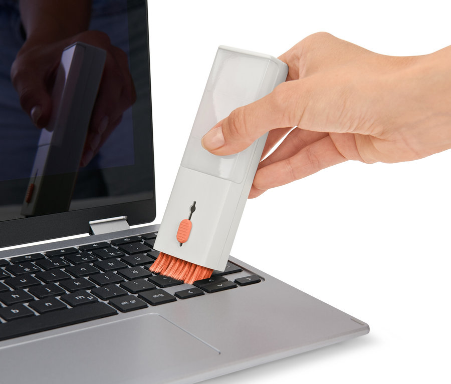 Ruka čistí klávesnicu notebooku pomocou súpravy na čistenie na písací stôl 4 v 1.