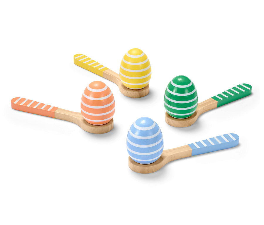 Hra na beh s vajíčkom: Štyri drevené lyžice s farebnými vajíčkami (žlté, oranžové, zelené a modré) s bielymi pruhmi.