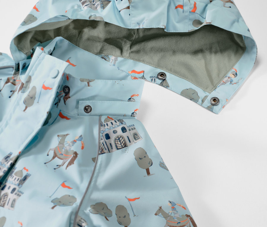 Detail detskej bundy do dažďa s motívom rytiera.