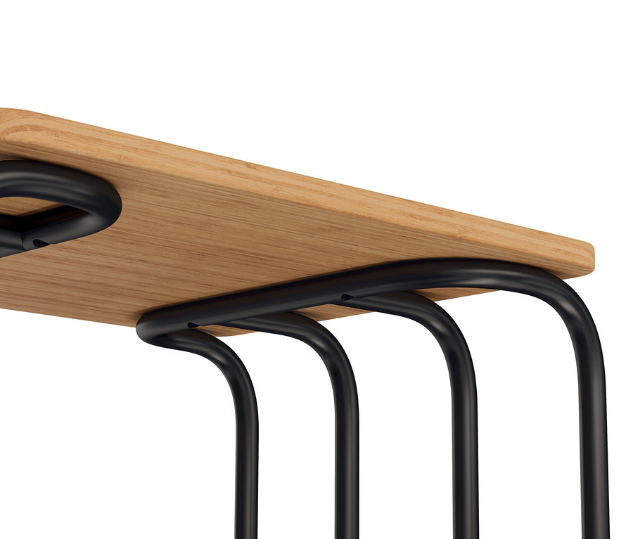 Detail taburetky s dreveným sedadlom a čiernymi kovovými nohami.