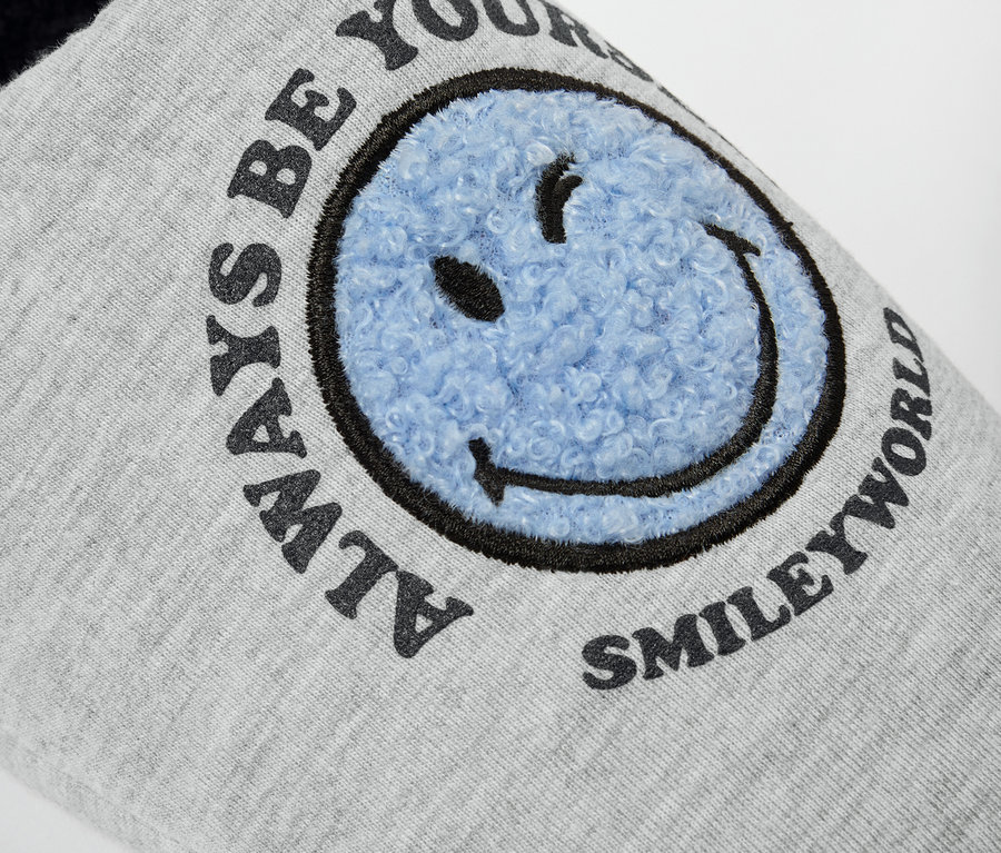 Detail šedej papuče SMILEYWORLD® s modrým usmievavým smajlíkom.