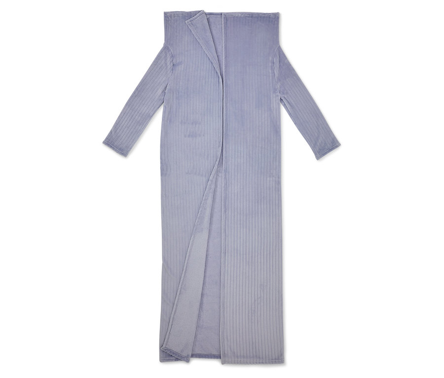 Dlhý fialový župan s otvorenou prednou stranou a dlhými rukávmi leží na bielom pozadí.