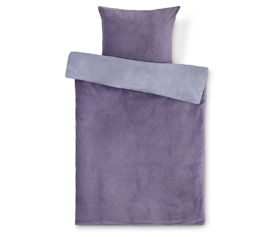 Fialové obliečky s vankúšom na bielom pozadí.