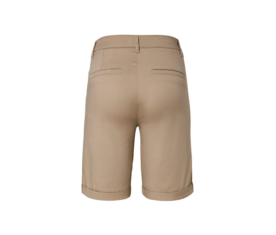 Detailný záber na béžové chino šortky zozadu.