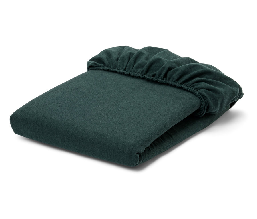 Zložená zelená napínacia plachta na bielom pozadí.