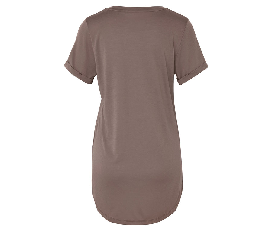 Zadný pohľad na hnedé tričko s krátkym rukávom.