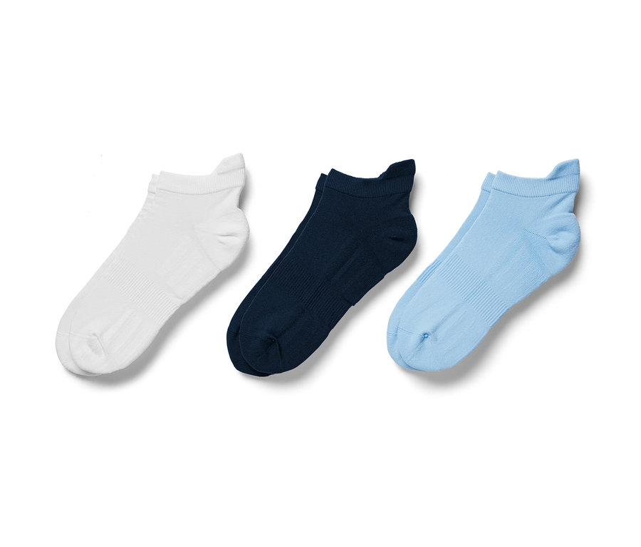 Tri páry funkčných športových ponožiek v bielej, tmavomodrej a svetlomodrej farbe.