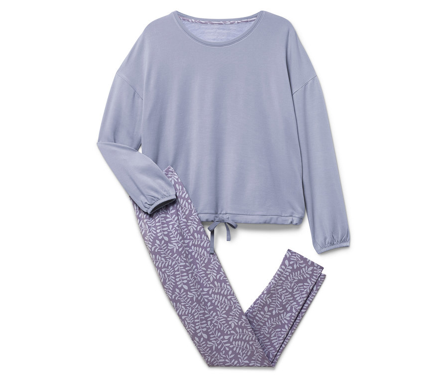 Modré pyžamo s dlhým rukávom a nohavice s potlačou listov ležia na bielom pozadí.