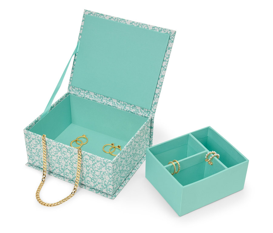 Otvorená, kvetinová, modrozelená šperkovnica so zlatým náhrdelníkom a prsteňmi vo vnútri, vedľa nej modrozelený organizér na šperky.