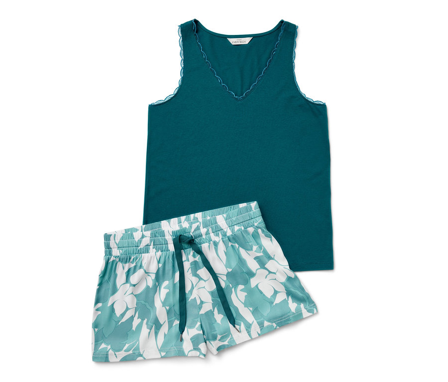 Detail zeleného krátkeho pyžamového setu s kvetinovými šortkami.