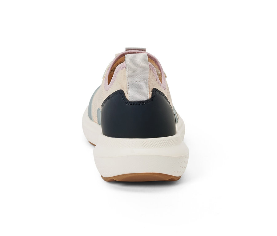 Detail zadnej časti topánky sneaker.