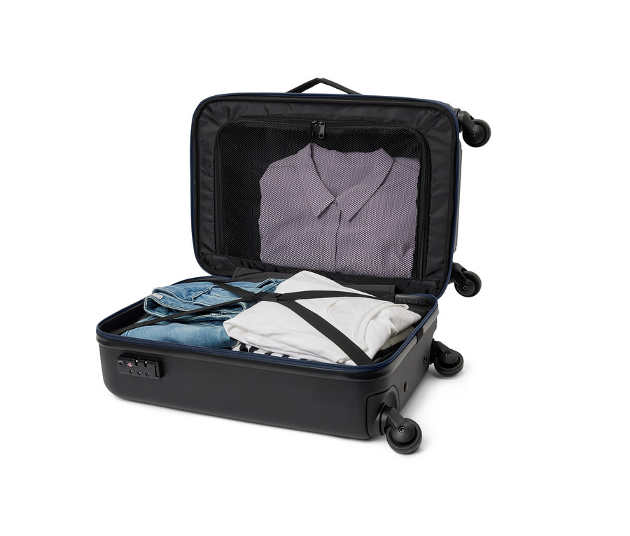 Otvorený čierny hybridný kufor, malý, s oblečením vnútri.
