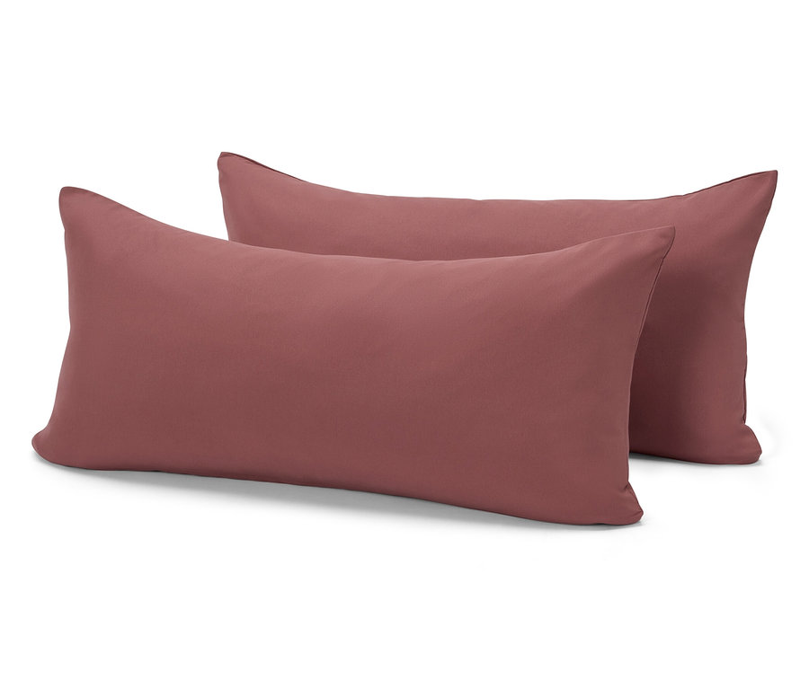 Dva tehlovočervené obdĺžnikové vankúše ležia na sebe na bielom pozadí.