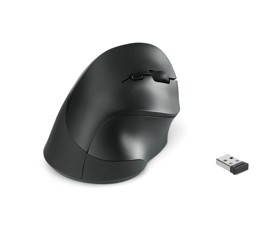 Čierna ergonomická bezdrôtová myš a USB prijímač na bielom pozadí.