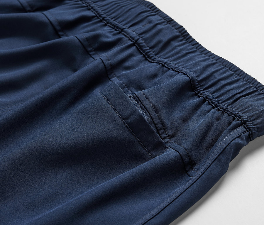 Detailný záber na šortky na kúpanie s elastickým pásom a vreckom.