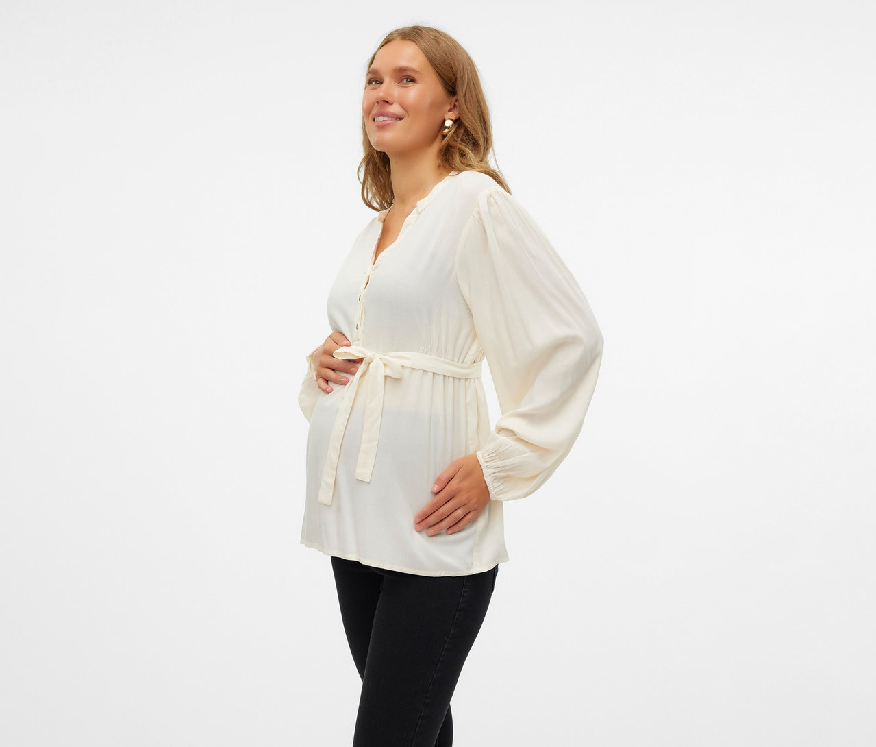 Tehotná žena nosí top MAMALICIOUS »MLMERCY LIA« a čierne džínsy.