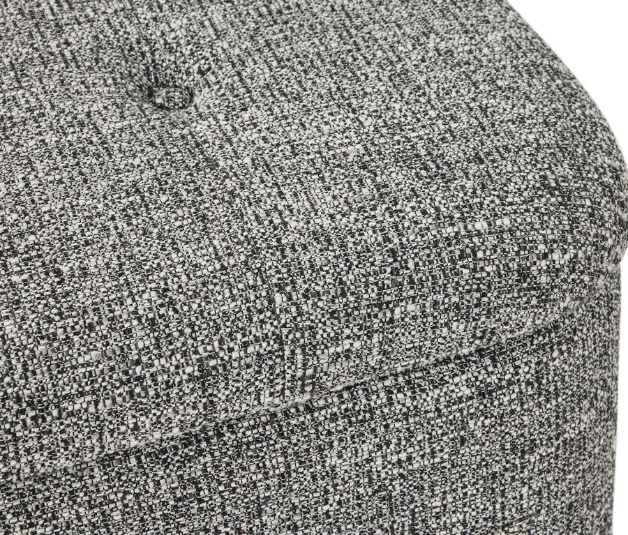 Detail sivého melírovaného pufa s gombíkmi.