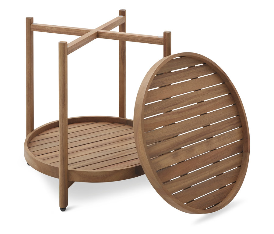 Rozobratý okrúhly drevený stolík s lamelovou doskou na bielom pozadí.