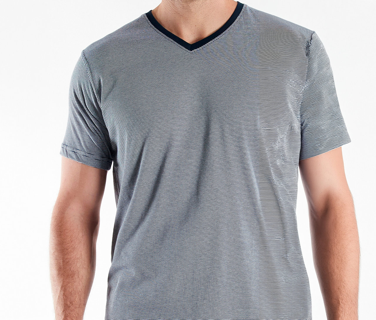 Muž má na sebe modré krátke pyžamové súpravy Tom Tailor »Nevada« s véčkovým výstrihom a pruhmi.