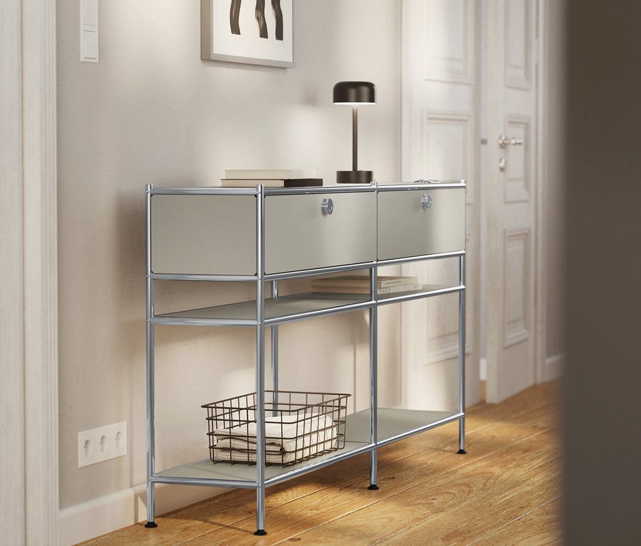 Regál s dvoma zásuvkami a lampou na chodbe.