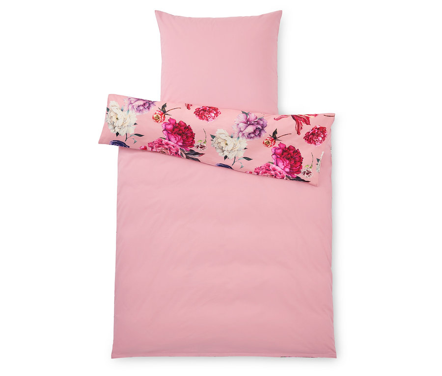 Pohľad zhora na ružovú obliečku na prikrývku a obliečku na vankúš, pričom obliečka na vankúš a horná polovica obliečky na prikrývku majú kvetinový vzor.
