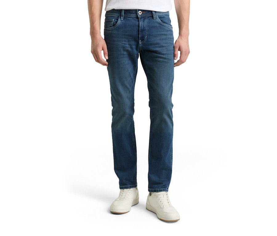 Muž v Tom Tailor TT MARVIN STRAIGHT Jeans mit Stretch, Used Mid Stone Blue Denim a bielych topánkach.