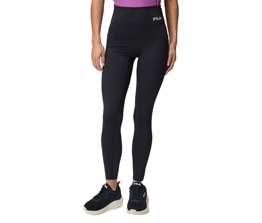 Žena má na sebe čierne legíny Fila a čierne tenisky.