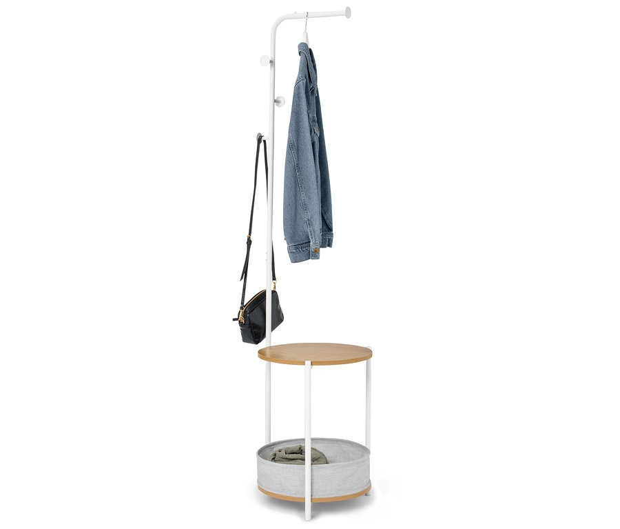 Vešiak na kabáty s džínsovou bundou, kabelkou a úložným košom.