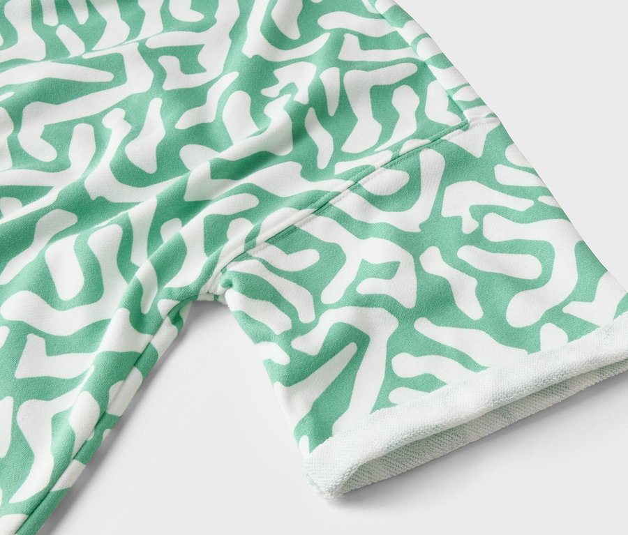 Detail odevu so zeleno-bielym vzorom.