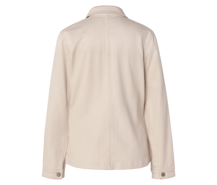 Pohľad zozadu na pieskovo sfarbenú bundu s dlhými rukávmi a gombíkmi.