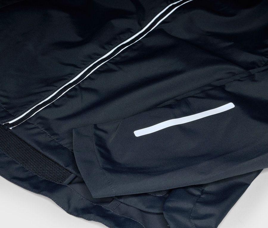 Detail čiernej bundy s bielymi pruhmi.