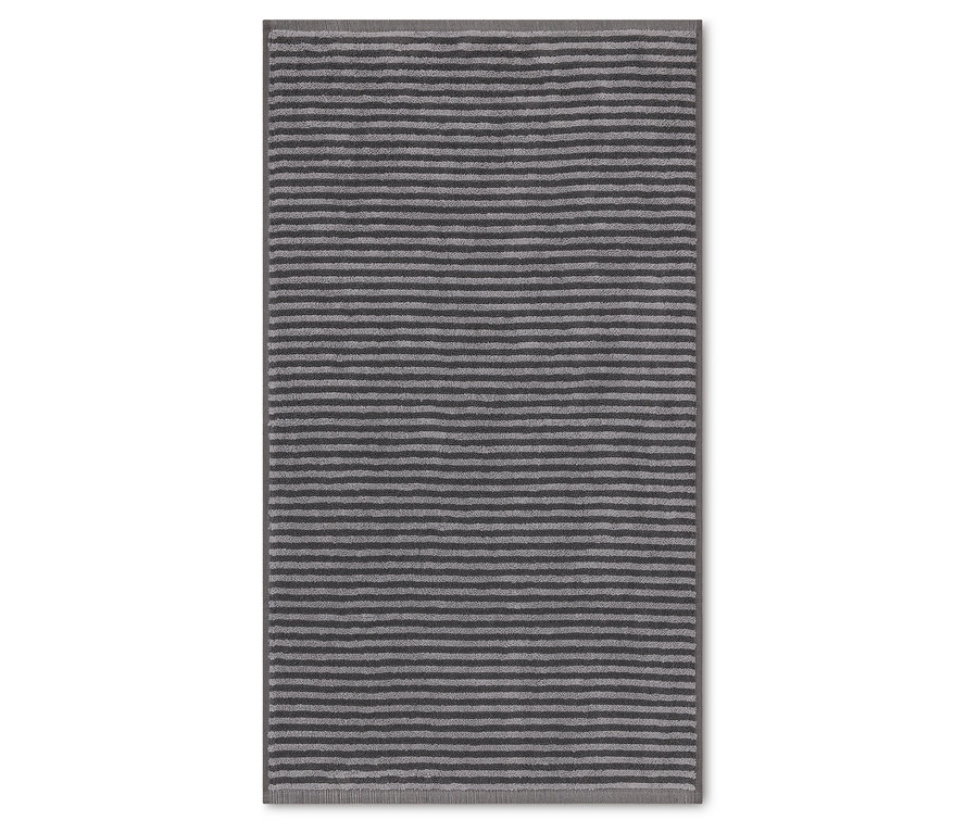 Sivý koberec s horizontálnymi pruhmi.