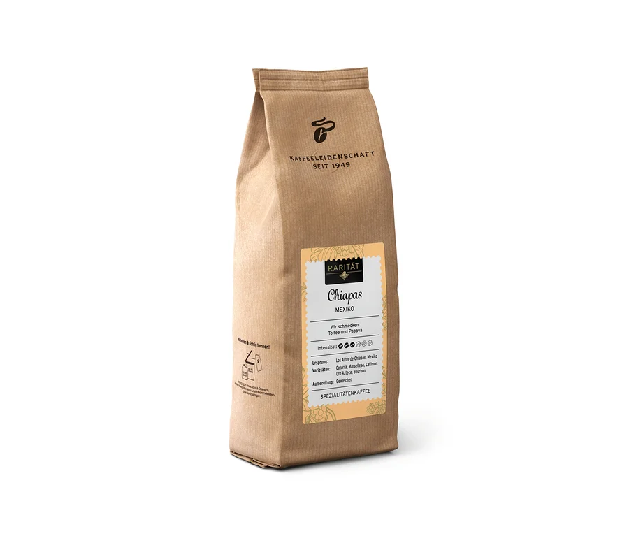 Hnedé papierové vrecúško s 500 g zrnkovej kávy Rarität Chiapas Mexiko, s nápisom 'Kaffeeleidenschaft'.