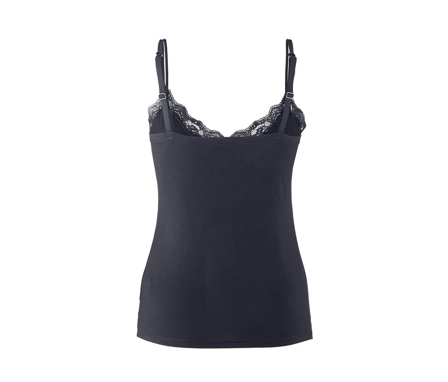 Pohľad zozadu na čierne tielko s čipkou a nastaviteľnými ramienkami.