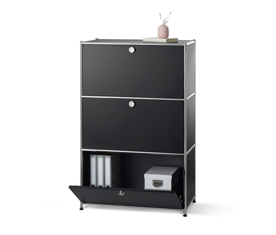 Čierny kovový regál s 3 výklopnými priehradkami, spodná priehradka je otvorená.