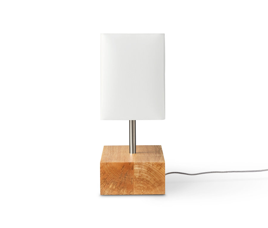 Stolná lampa s dreveným podstavcom a bielym tienidlom.
