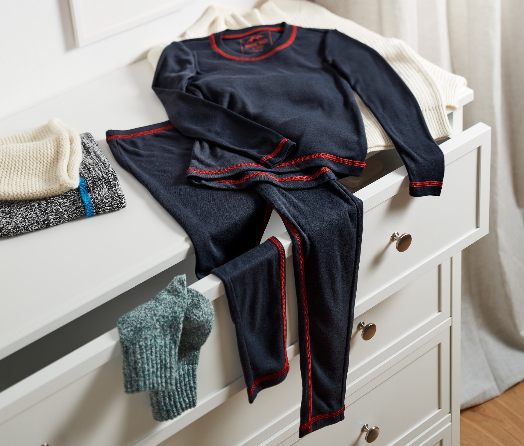 Detská funkčná spodná bielizeň leží na otvorenej zásuvke komody.