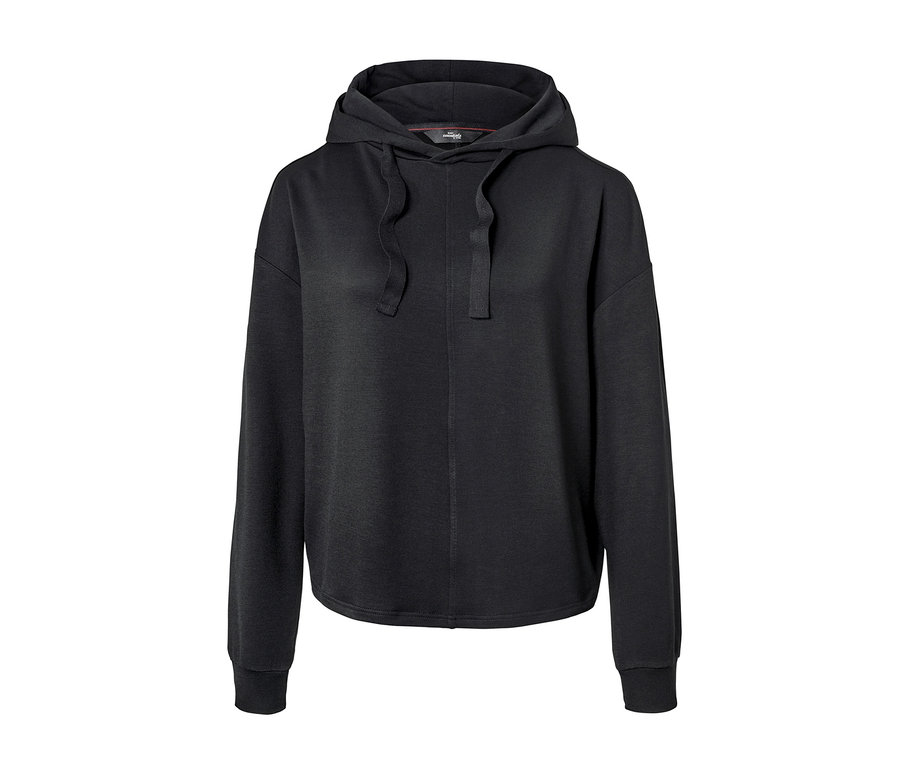 Čierna mikina s kapucňou sedemosminovej domácej súpravy.