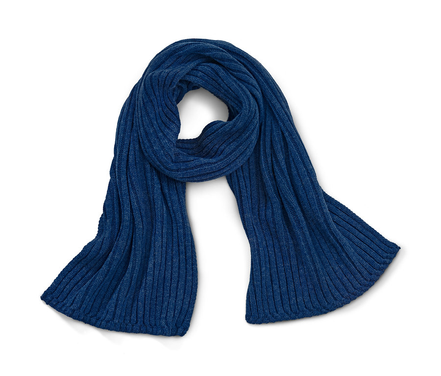 Modrý pletený šál leží na bielom pozadí.