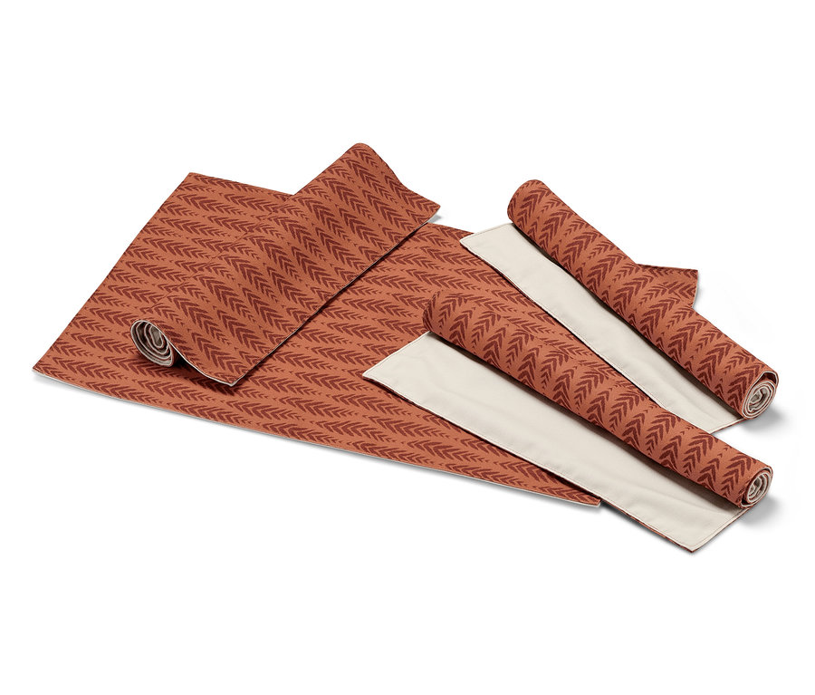 Rozložené a zrolované obojstranné prestierania, 4 ks, s terakotovou vzorom listov na béžovom pozadí.