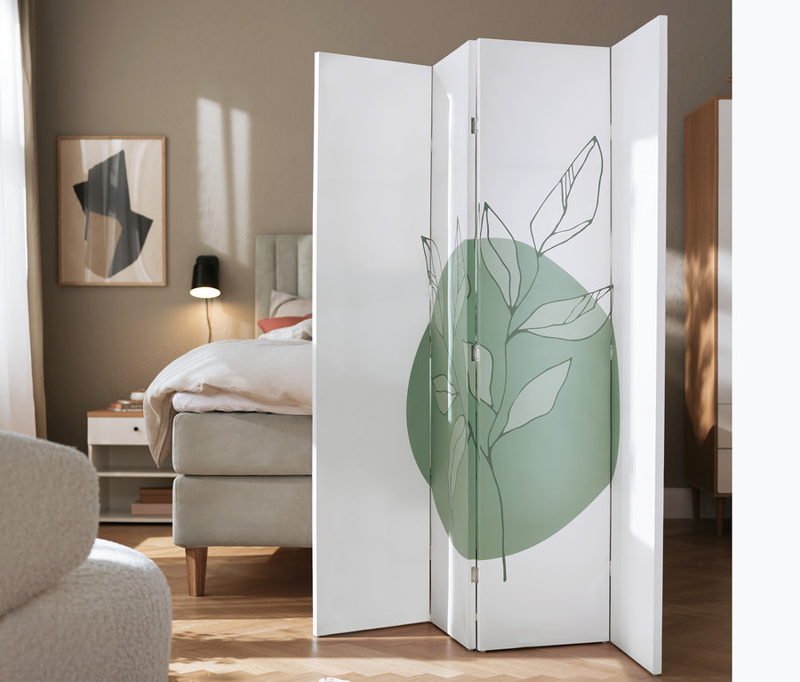 Interiér s béžovou posteľou boxspring 180 x 200 cm, nočným stolíkom Bekeson, čiernou nástennou lampou z kovu a paravánom.