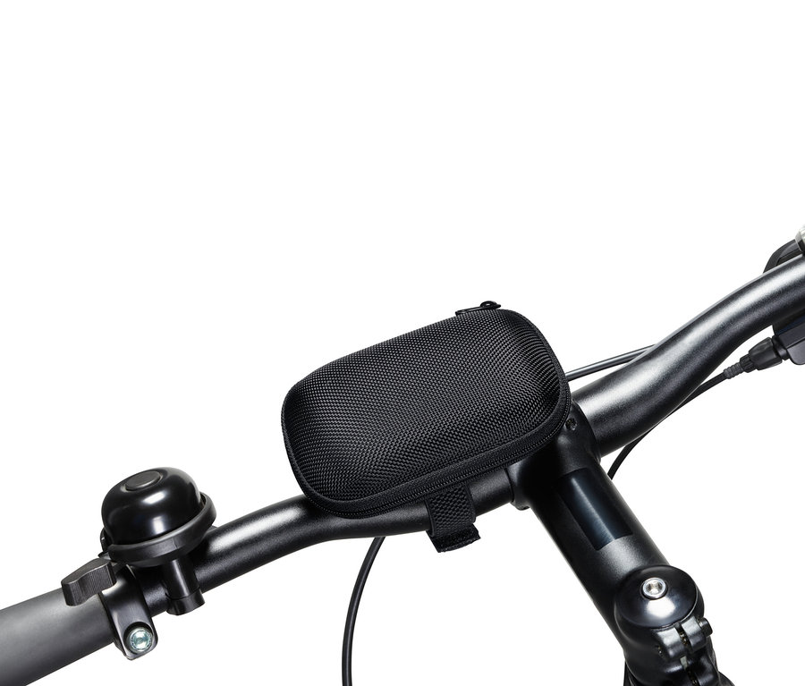 Na riadidlách bicykla je pripevnené čierne puzdro.