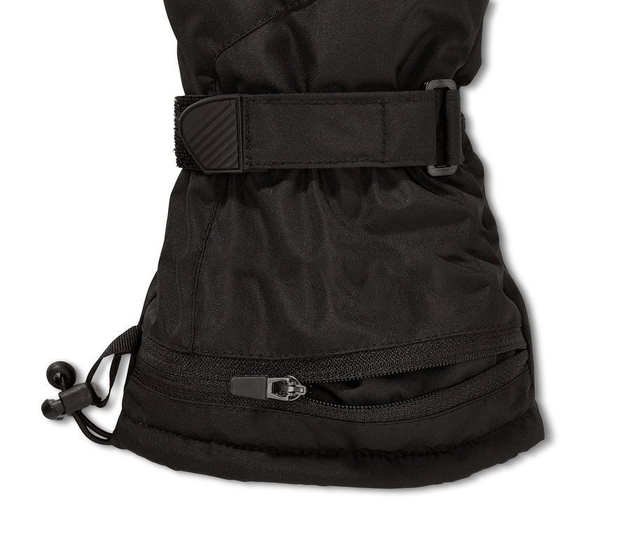 Detail lyžiarskej rukavice čiernej farby so zipsom a sťahovacou šnúrkou.