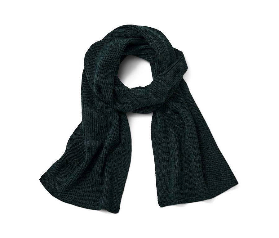 Tmavozelený pletený šál leží skrútený na bielom pozadí.