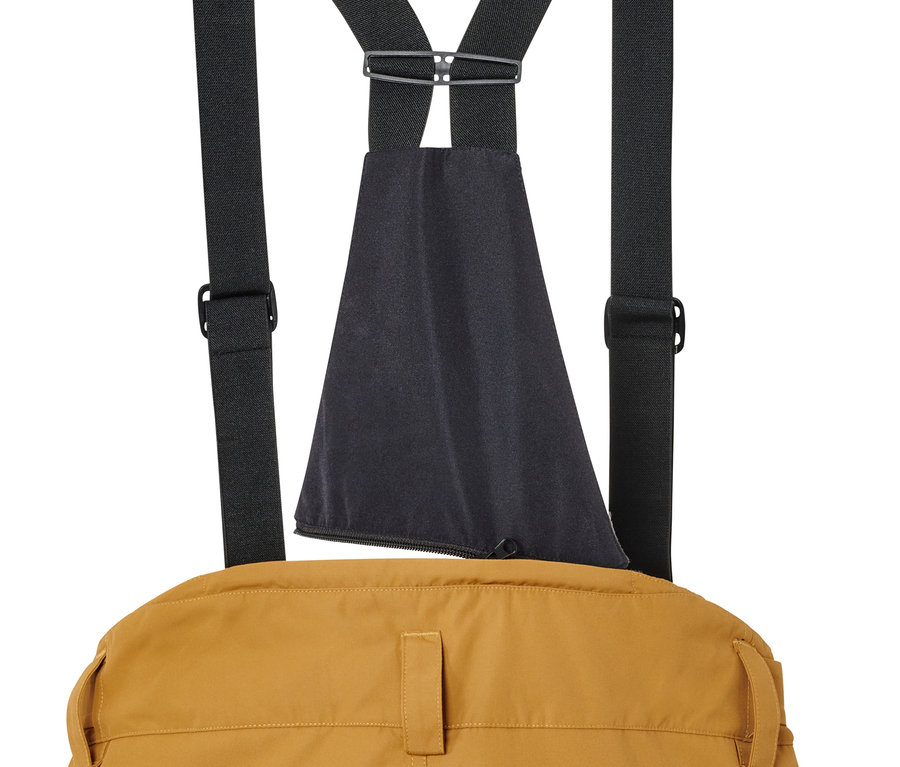 Detail zadnej časti lyžiarskych nohavíc farby ťavej srsti s čiernymi elastickými trakami.