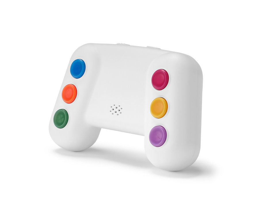 Detailný záber na elektronický precvičovateľ pamäti s farebnými tlačidlami.