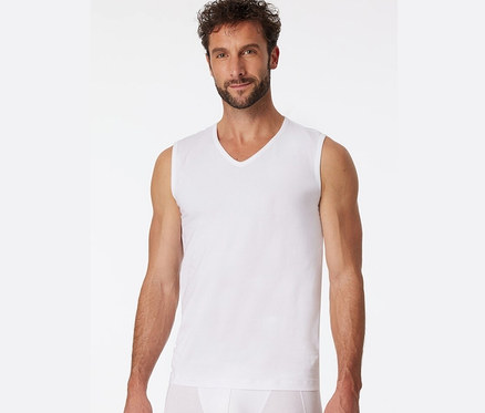 Muž má na sebe biele tričko bez rukávov SCHIESSER s biobavlnou.