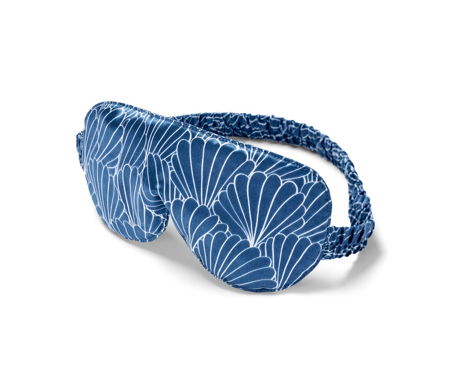 Modrá hodvábna maska na spanie s bielym vzorom.