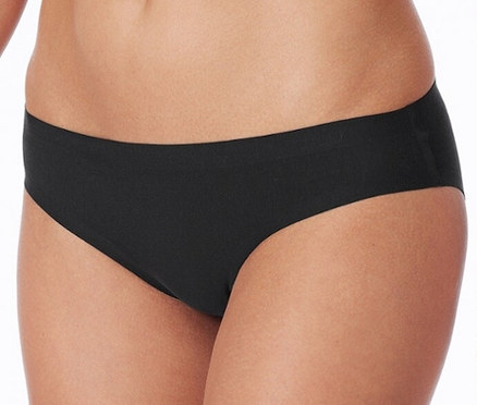 Žena nosí čierne nohavičky SCHIESSER invisible Rio-Slip s bavlnou.