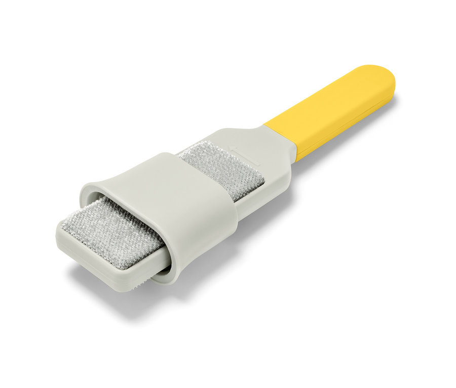 Kefa na oblečenie so žltou rukoväťou.